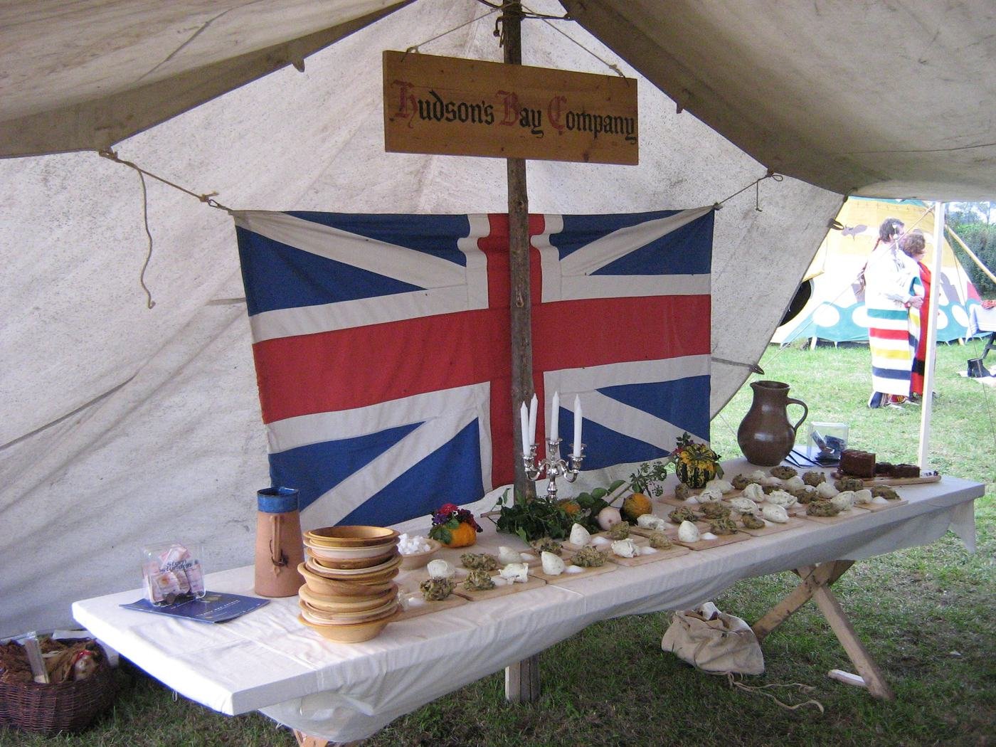 Handelstisch mit Union Jack und Schild der Hudson’s Bay Company
