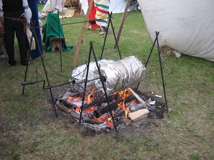 Lagerfeuer mit Dreibein und Bratenrolle