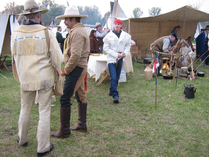 Trapper und Frontier-Darsteller im Lager
