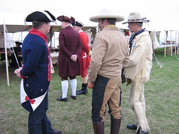 Darsteller in blauen Uniformröcken und Frontier-Kleidung